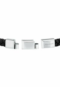 Flätad svart läderarmband med eleganta silverfärgade clasp, släta och fyrkantiga med en präglad logotypdetalj.