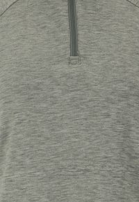 Lys grå zip-up hoodie med en tekstureret strikstof. Har en kort lynlås ved kraven og et glat, let meleret udseende.