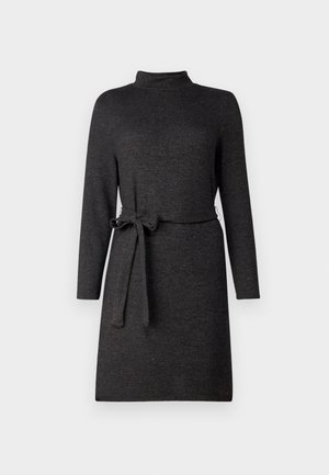 Robe longue gris à manches longues avec un col montant et une ceinture amovible à la taille, faite en tissu doux et texturé.