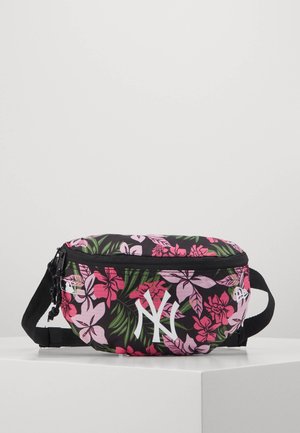 Heuptasje met een zwart bloemenpatroon met roze en groene bladeren, witte NY-logo, verstelbare band en ritssluiting.