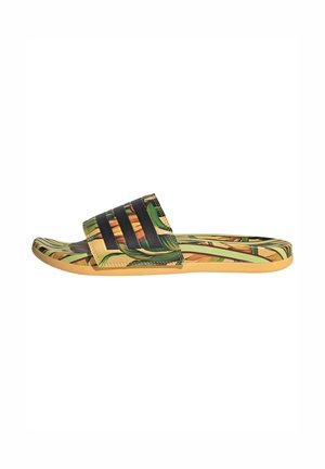 Slide sandaal met een groen en geel bladpatroon op een flexibele synthetische bovenkant, met drie zwarte gestreepte accenten en een rubberen zool.