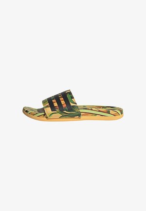 Slide sandaal met een groen en geel bladpatroon op een flexibele synthetische bovenkant, met drie zwarte gestreepte accenten en een rubberen zool.