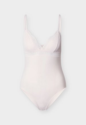 Ολόσωμο κορμάκι από ανοιχτό ροζ δαντέλα και λείο ύφασμα με ρυθμιζόμενες τιράντες και κουμπώματα στο καβάλο, με λωρίδα με επωνυμία κάτω από το στήθος.