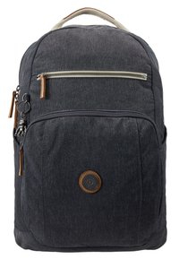 Sac à dos gris foncé avec poches zippées à l'avant et sur le dessus, tirettes de fermeture éclair beige, écusson rond avec logo et petite figurine porte-clés sur le côté.