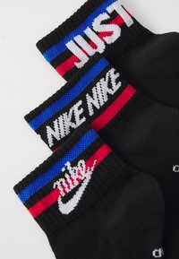 Nike Sportswear EVERYDAY ESSENTIAL UNISEX 3 PACK - Calcetines - black/white/game royal/university red