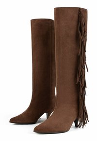 Botas de ante marrón hasta la rodilla con punta afilada y un tacón pequeño, que presentan flecos a lo largo de los lados exteriores para añadir textura.