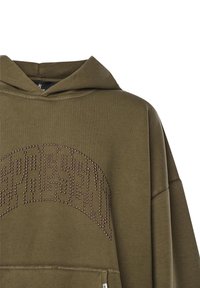 Sudadera con capucha color verde oliva con un diseño texturizado y adornado con tachuelas en la parte delantera. Cuenta con un bolsillo canguro y puños acanalados.