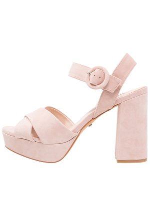 Sandalias de plataforma de ante rosa con un diseño de tiras anchas entrecruzadas, cierre con hebilla redonda y tacón cuadrado para mayor estabilidad.