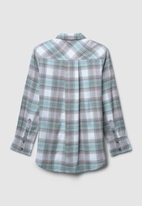 Camicia di flanella a quadri in azzurro chiaro, grigio e bianco. Caratterizzata da maniche lunghe, chiusure a bottone e una piega sul retro per un tocco aggiuntivo.