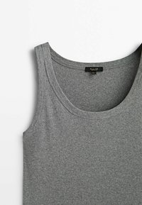 Grå ærmeløs tanktop lavet af bomuldsblandingsmateriale, med en rund halsudskæring og glat tekstur, med et plejeetiket synligt.