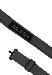 Dunkelgrauer Stoffriemen mit schwarzem Zubehör, ausgestattet mit einer rechteckigen Schlaufe und einem Etikett mit der Aufschrift "FABIO FARINI" in goldener Schrift.