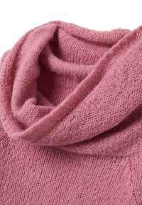 Rosa gestrickter Pullover mit einem lockeren Kragen. Der strukturierte Stoff hat ein weiches, samtiges Finish. Sichtbare horizontale und vertikale Strickmuster.