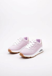 Sneaker atletici rosa chiaro con dettagli bianchi, pannelli testurizzati e suola in gomma marrone. Presentano un'imbottitura ad aria e lacci.
