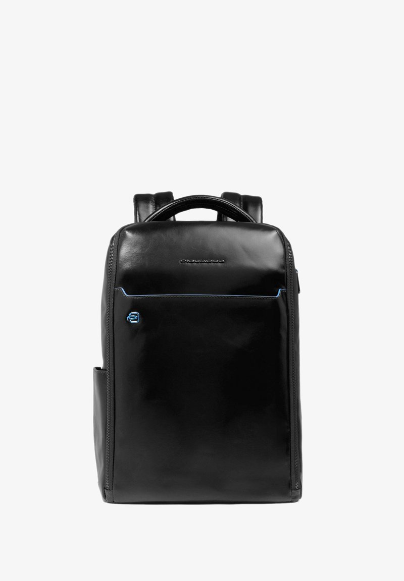 Mochila de cuero negro con una textura suave, forma rectangular, bolsillo frontal con cremallera, línea de acento azul y detalle del logo en la parte frontal.