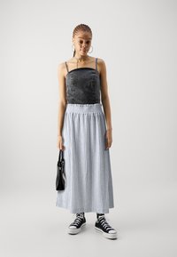 Vero Moda VMBERTA PIA CALF SKIRT - Fustă în formă de A - snow white stripeschina blue