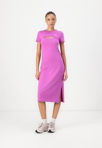 Puma WARDROBE MIDI CUT OUT DRESS - Džersio suknelė - wild berry