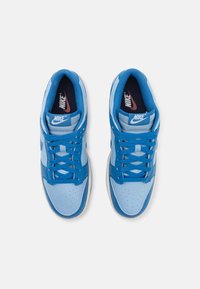 Nike sneakers med en blanding af lys og mørkeblå læder, rund tå, snørebånd, perforeringer og en hvid gummisål.
