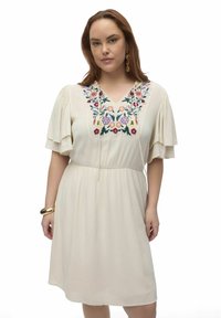 Vero Moda Curve VMSINA KURZES  - Vestido informal - birch