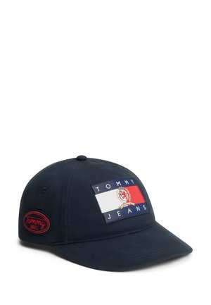 Gorra de béisbol azul marino con un parche del logo multicolor de Tommy Jeans en el frente y un parche rojo "Tommy 1985" en el lado.