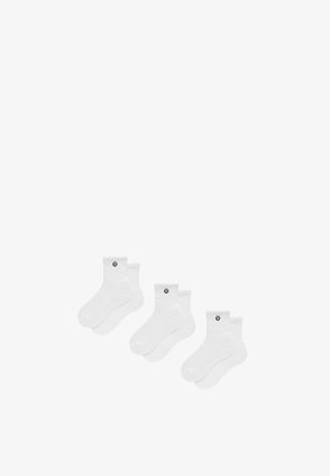 Drei Paar weiße Knöchelsocken mit einem kleinen schwarzen Logo in der Nähe des oberen Bündchens, nebeneinander auf weißem Hintergrund angeordnet.
