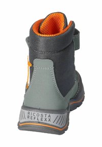 Botín infantil con parte superior sintética gris, acentos naranjas, forro de malla texturizada, correa ajustable y suela de goma con estampado.