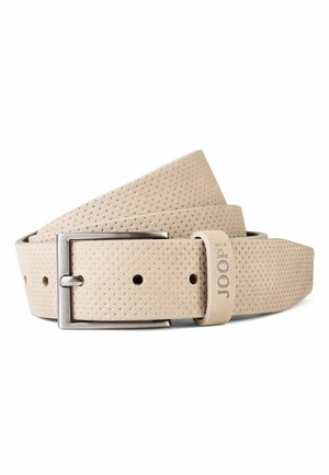 Cinturón de cuero beige texturizado con hebilla rectangular plateada y el logo "JOOP!" en relieve en el pasador, enrollado sobre un fondo blanco.