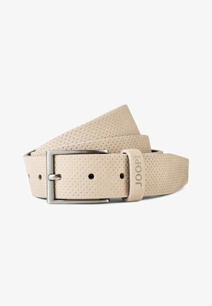 Beige leren riem met textuur en een zilverkleurige rechthoekige gesp, met het reliëf "JOOP!" op de riemlus, opgerold op een witte achtergrond.