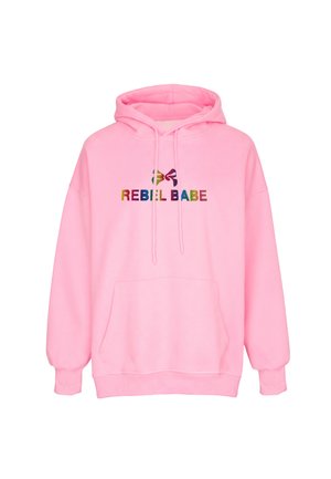Lyserød hættetrøje med farverig tekst "REBEL BABE" og en lille sløjfegrafik over teksten, forreste kængurulomme og snoretræk.