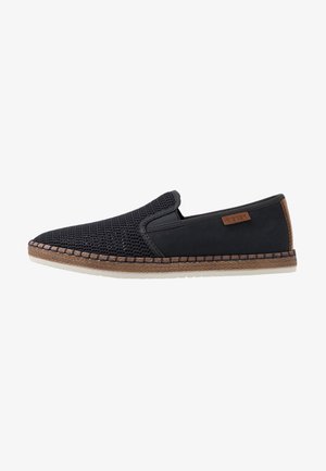 Chaussures slip-on navy en mesh respirant, avec des accents en cuir, une semelle en caoutchouc et une finition en jute tressé. Présente un détail de logo sur le côté.