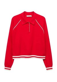 Rød cropped polo-skjorte med lange ærmer, hvide detaljer langs skuldrene og taljen, med en klassisk krave og knaplukning med tre knapper.