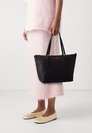 Schwarze Leder-Tote mit strukturierter Form und geprägter Textur; verfügt über zwei Griffe und ein dezentes Logo auf der Vorderseite.