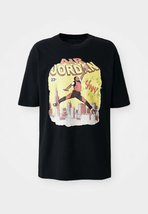 Crna pamučna majica s živopisnim grafičkim prikazom košarkaša koji skače, s tekstom "AIR JORDAN" i gradskom siluetom u pozadini.