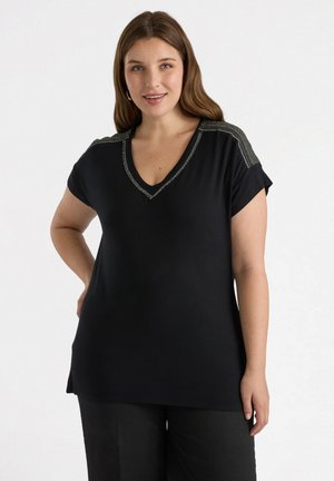 Maglietta nera a V con maniche corte. Presenta dettagli metallici lungo le spalle. Tessuto liscio, vestibilità comoda e spacchi laterali.