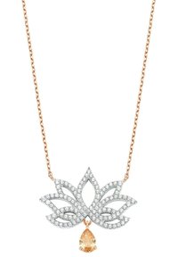Halskette aus Roségold mit einem lotusförmigen Anhänger, der mit Diamanten besetzt ist, und einem tropfenförmigen Bernsteingemstone darunter.