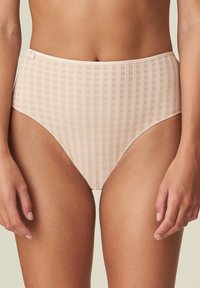 Beige högmidjade trosor med ett subtilt rutmönster, mjuk struktur och en delikat accent på midjebandet.