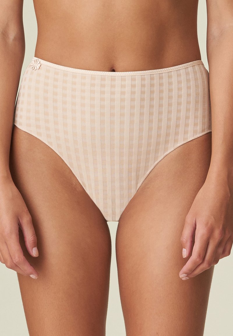 Beige högmidjade trosor med ett subtilt rutmönster, mjuk struktur och en delikat accent på midjebandet.