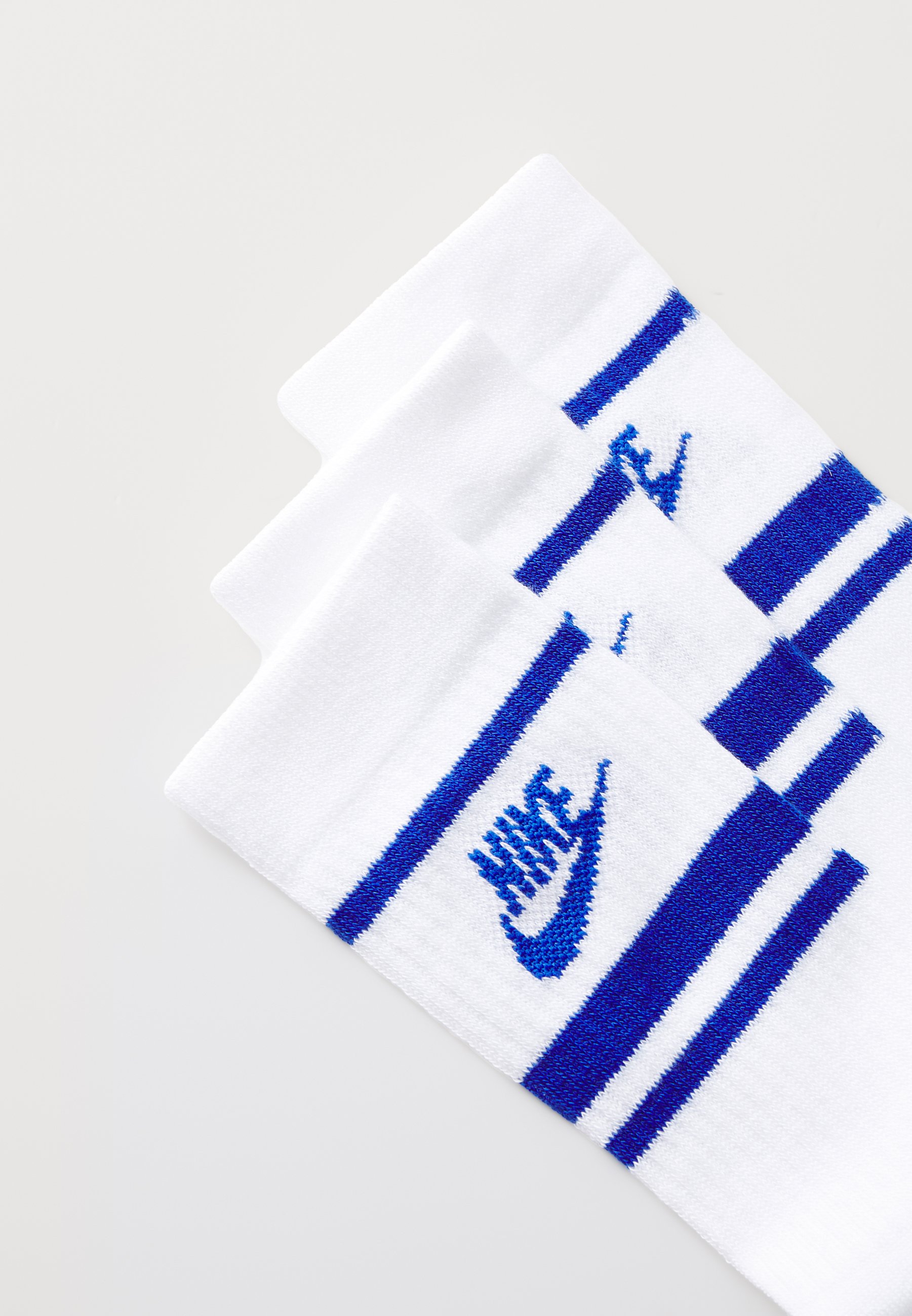 nike essential 3 stripe socks