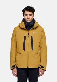 Geel waterdicht jack met een zwarte ritssluiting en accenten. Voorzien van een capuchon, twee voorzakken en een borstzak met rits. Met een gladde textuur.