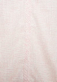 Lichtroze textiel met een rasterpatroon, subtiele stippen en een gestructureerde afwerking, met een zachte stof en een verfijnd ontwerp.