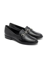 Zwarte leren loafers met een gladde textuur, ronde neus, lage hak en metalen gespdetails op de bovenkant. Eenvoudig, klassiek ontwerp.