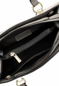 Borsa grigia con hardware dorato, dotata di un compartimento con zip, due tasche interne e un'esterno in pelle testurizzata.