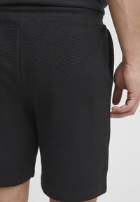 INDICODE JEANS IDNILSSON - Kratke hlače - black
