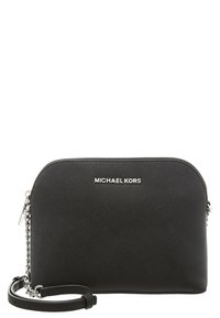 Černá crossbody kabelka Michael Kors s texturovaným povrchem, zakřiveným vrcholem, stříbrným hardwarovým detailem a odnímateln�ým řetízkovým ramenním popruhem.