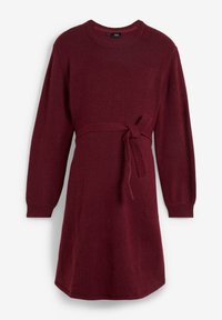 Burgunderfarbenes Strickkleid mit langen Ärmeln, runder Ausschnitt und passendem Stoffgürtel, der in der Taille gebunden ist; weicher, strukturierter Stoff.