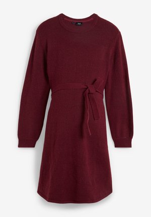 Abito in maglia bordeaux con maniche lunghe, scollatura rotonda e cintura in tessuto coordinato legata in vita; tessuto morbido e texture.