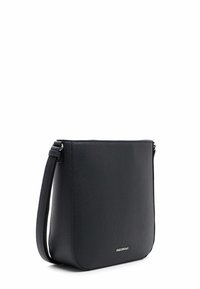 Černá kožená crossbody taška s hladkým povrchem, zaoblenými okraji, nastavitelným popruhem a diskrétním logem na přední straně.