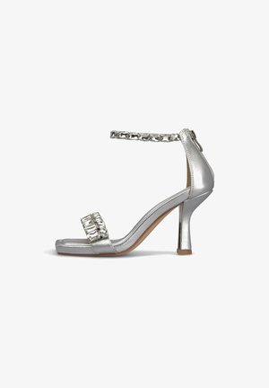 Silberne High-Heel-Sandale mit einem Knöchelriemen, strukturiertem Obermaterial, Strass-Akzenten und einem quadratischen Zehen-Design. Stiletto-Absatz.