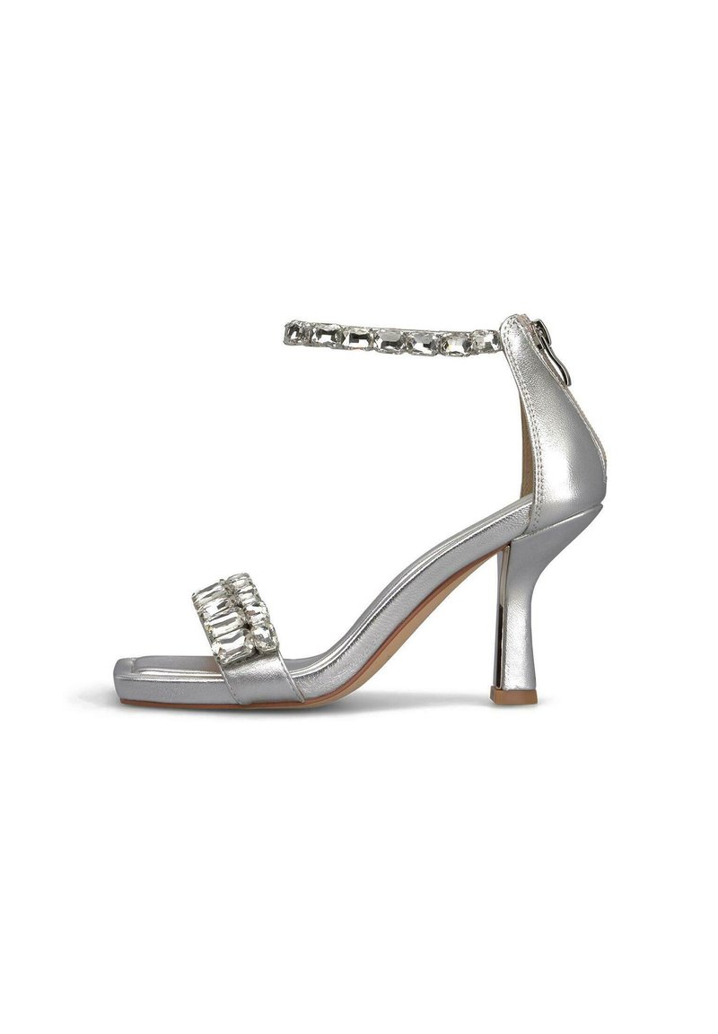 Sandal a tacco alto argento con cinturino alla caviglia, tomaia testurizzata, dettagli in strass e design a punta quadrata. Tacco stiletto.