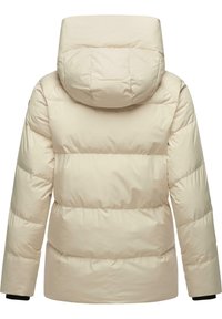 Beige pufferjack met een aansluitende capuchon, horizontale gestikte ontwerpen en zwarte accentmanchetten. Glad textuur met een subtiele glans.