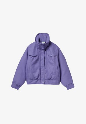 Chaqueta acolchada morada con cuello alto, cierre de botones y cremallera, puños acanalados y bolsillos delanteros, mostrada plana y de frente.